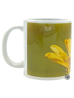 Mugg "bi på liten gul blomma"