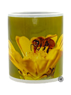 Mugg "bi på liten gul blomma"