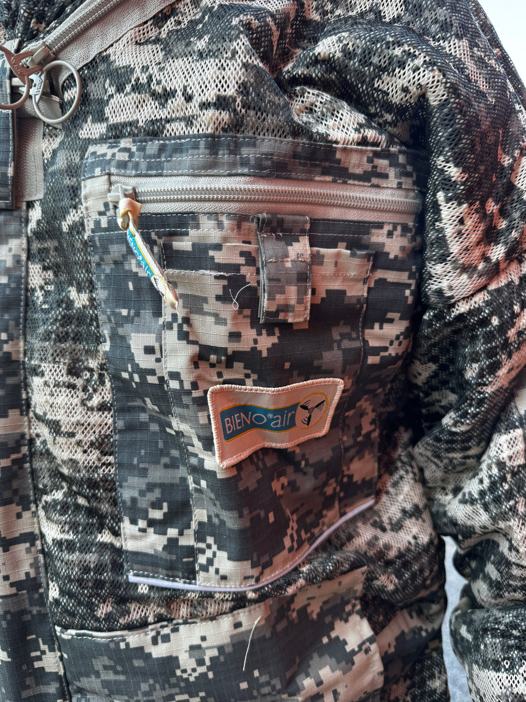 Ventilerad dräkt kamouflauge med huva strl L